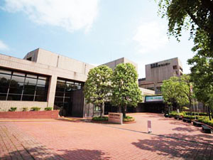 東京都立多摩図書館の外観