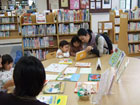 東京都立多摩図書館の入り口