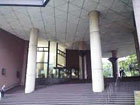 横浜市中央図書館の入口