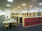 横浜市中央図書館の入口