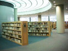 大阪府立中央図書館のエントランスホール