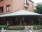江東区立東陽図書館の敷地内には落ち着いた雰囲気があります