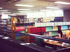 世田谷区立砧図書館の斬新なデザインの入口