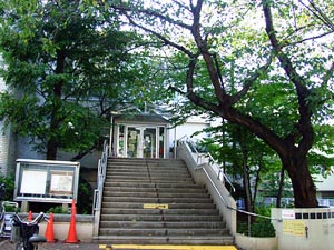 杉並区立高円寺図書館の外観