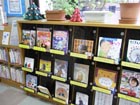 新宿区立鶴巻図書館の通り沿いの案内