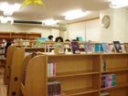 渋谷区立笹塚こども図書館の受付カウンター