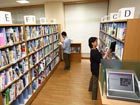 葛飾区立立石図書館の受付カウンター