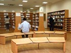 葛飾区立立石図書館の受付カウンター