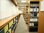 葛飾区立立石図書館の受付カウンター