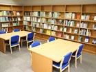 葛飾区立立石図書館の受付カウンター