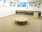 江戸川区立篠崎子ども図書館の低め設計の書架