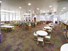 府中市立中央図書館の貸出カウンター