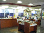 府中市立白糸台図書館の入口付近