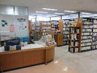 府中市立紅葉丘図書館の貸出カウンター