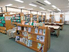 府中市立四谷図書館のロビー