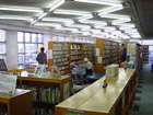 府中市立片町図書館の館内の様子