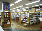小金井市立図書館本館のブックポストがある入口