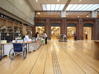 北区立中央図書館のエントランスホール
