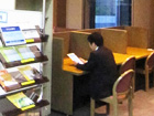 秋田県立図書館の開放的な館内