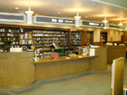 秋田県立図書館の開放的な館内
