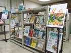 栃木県立図書館の貸出カウンター