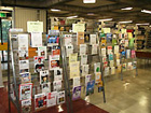 千葉県立中央図書館の一般書架コーナー
