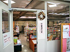 千葉県立中央図書館の一般書架コーナー