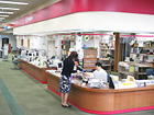 千葉県立西部図書館の受付カウンター