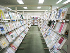 千葉県立西部図書館の受付カウンター