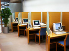 千葉県立東部図書館の受付カウンター