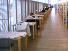 福井県立図書館の広々とした館内