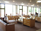 滋賀県立図書館の大きな吹き抜けがある館内