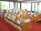 滋賀県立図書館の大きな吹き抜けがある館内