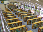 鳥取県立図書館の吹き抜けで開放的な館内