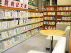 鳥取県立図書館の吹き抜けで開放的な館内