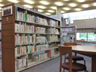 山口県立山口図書館の書架コーナー