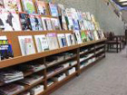 山口県立山口図書館の書架コーナー
