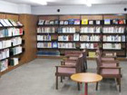 山口県立山口図書館の書架コーナー