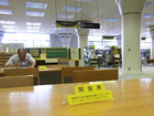 徳島県立図書館の一般書架コーナー