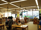 沖縄県立図書館の入口付近