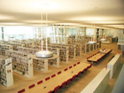 仙台市民図書館の広々としてきれいな館内