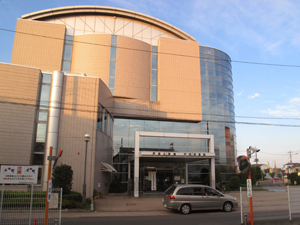 川口市立戸塚図書館の外観