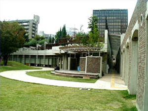 吹田市立江坂図書館の外観