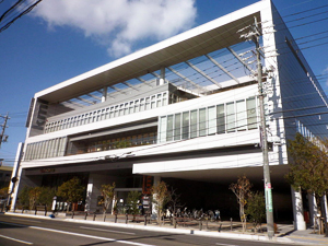 桑名市立中央図書館の外観