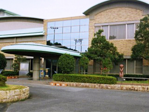 津市美里図書館の外観