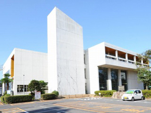 四日市市立図書館の外観