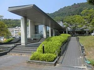 八幡市立八幡市民図書館の外観