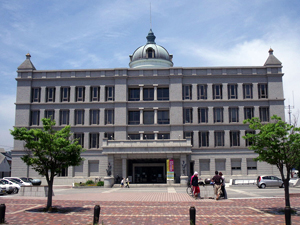 唐津市近代図書館の外観