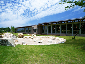 岩出市立岩出図書館の外観