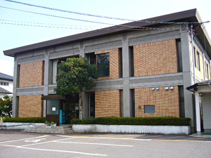 日出町立萬里図書館の外観